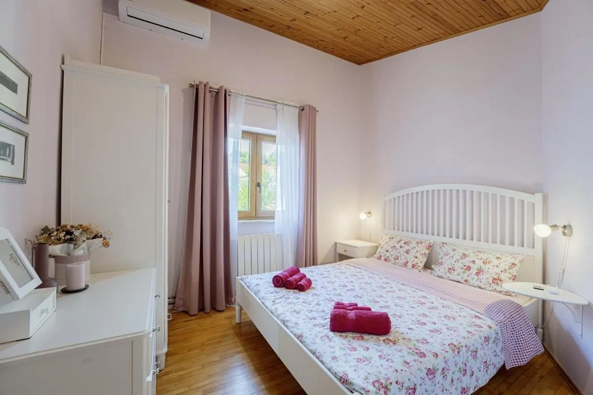 Villa Ene In Pula - Haus Fuer 6 Personen