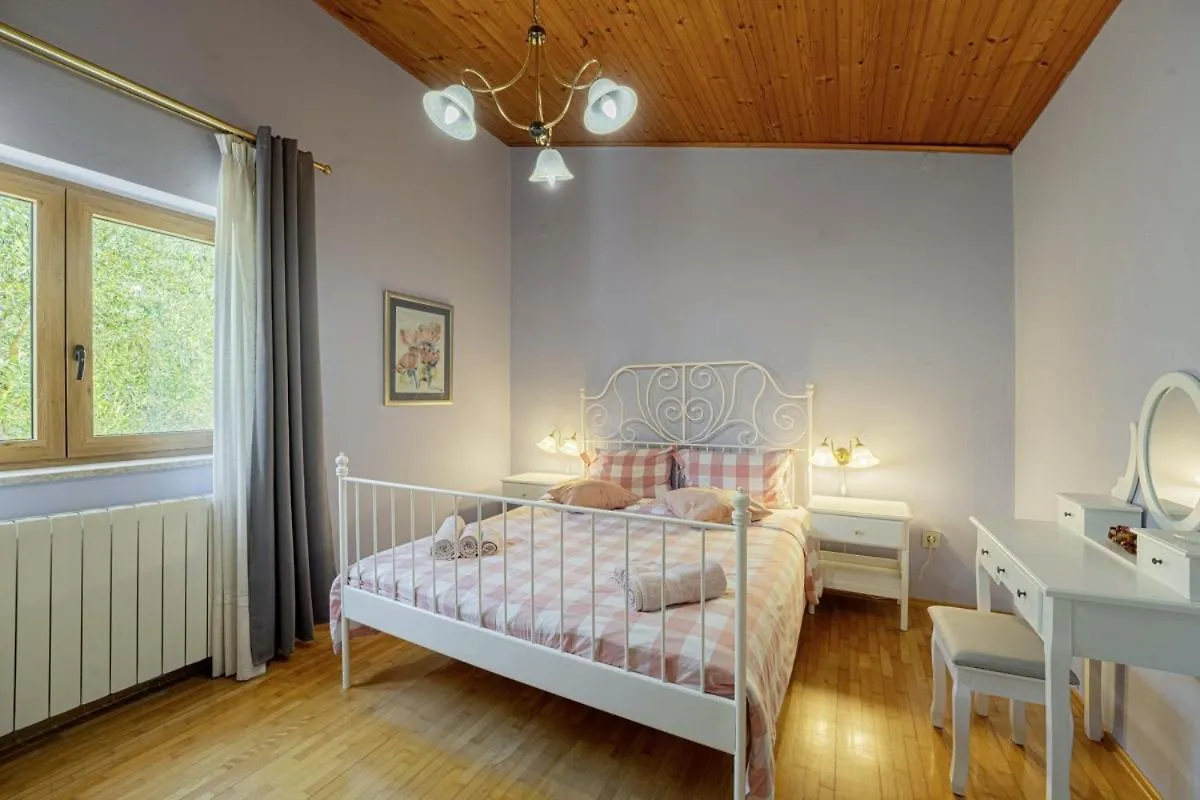 Villa Ene In Pula - Haus Fuer 6 Personen